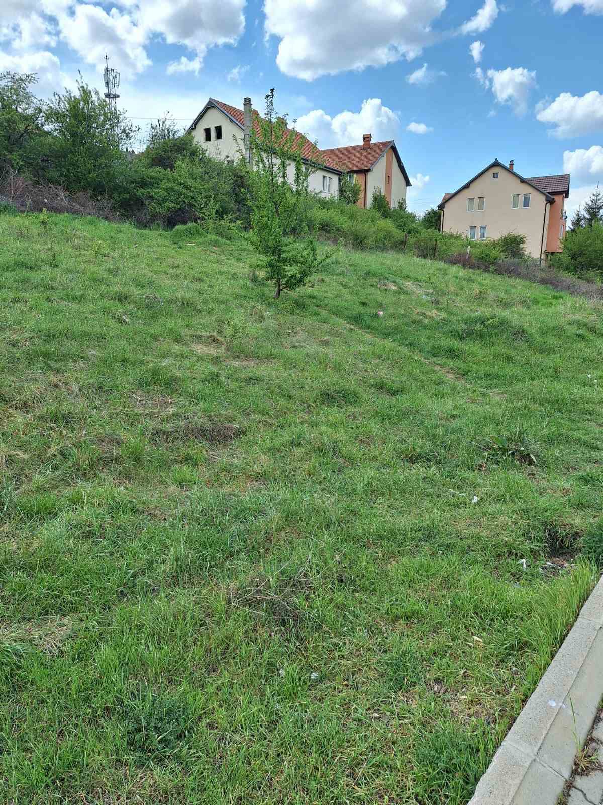 Shitet toka afer lagjes Velania rruga Deshmoret e Kombit afer Perparimit.