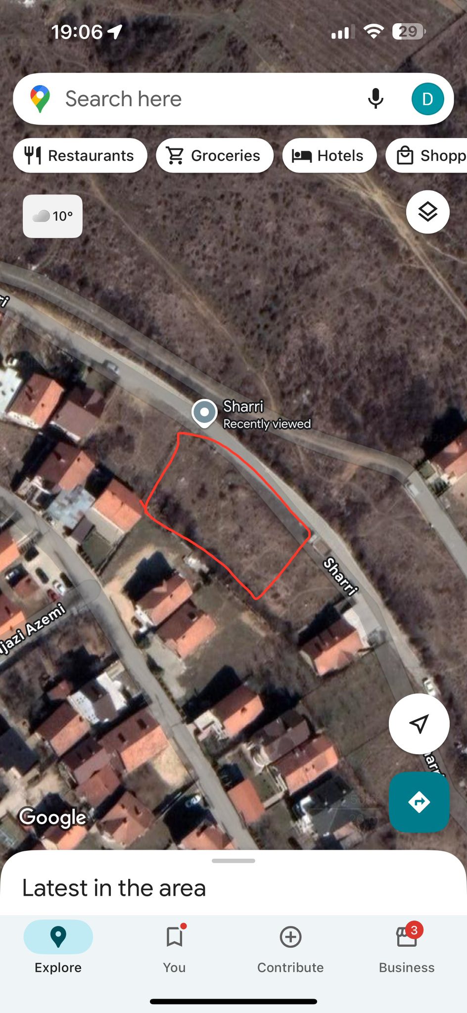 Shitet toka afer lagjes Velania rruga Deshmoret e Kombit afer Perparimit.