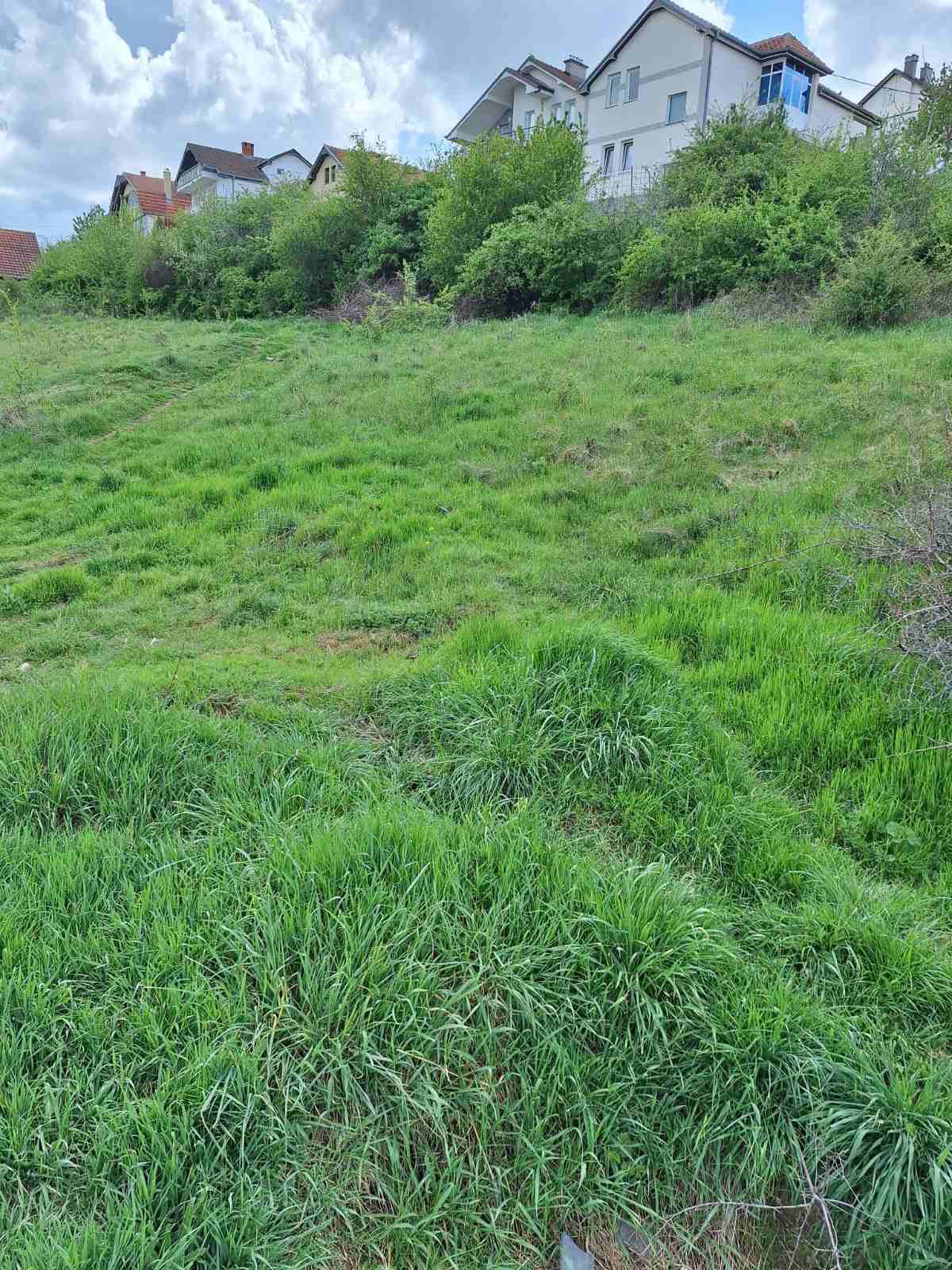 Shitet toka afer lagjes Velania rruga Deshmoret e Kombit afer Perparimit.