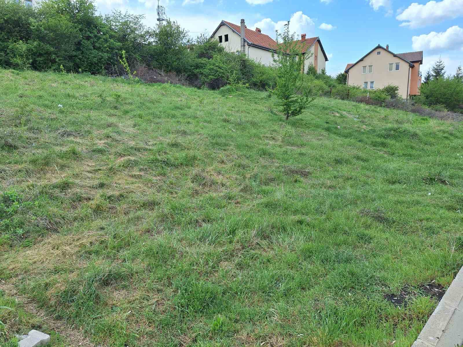 Shitet toka afer lagjes Velania rruga Deshmoret e Kombit afer Perparimit.